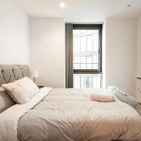 Lovely Centre 2 Bedroom Apartment *
